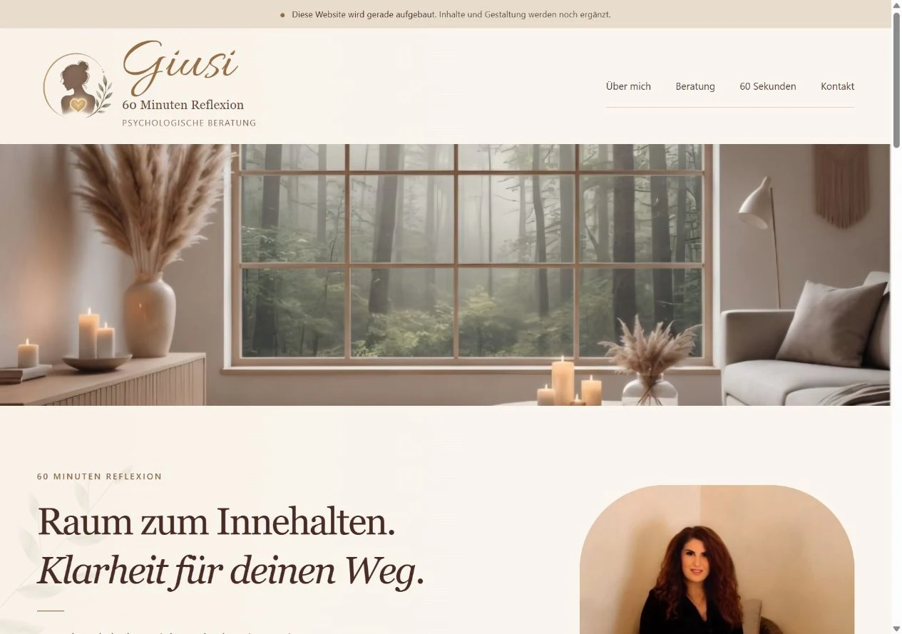 60 Minuten Reflexion: Giusi Napolis Website mit Waldmotiv, persönlichem Porträt und ihrem Beratungsangebot.